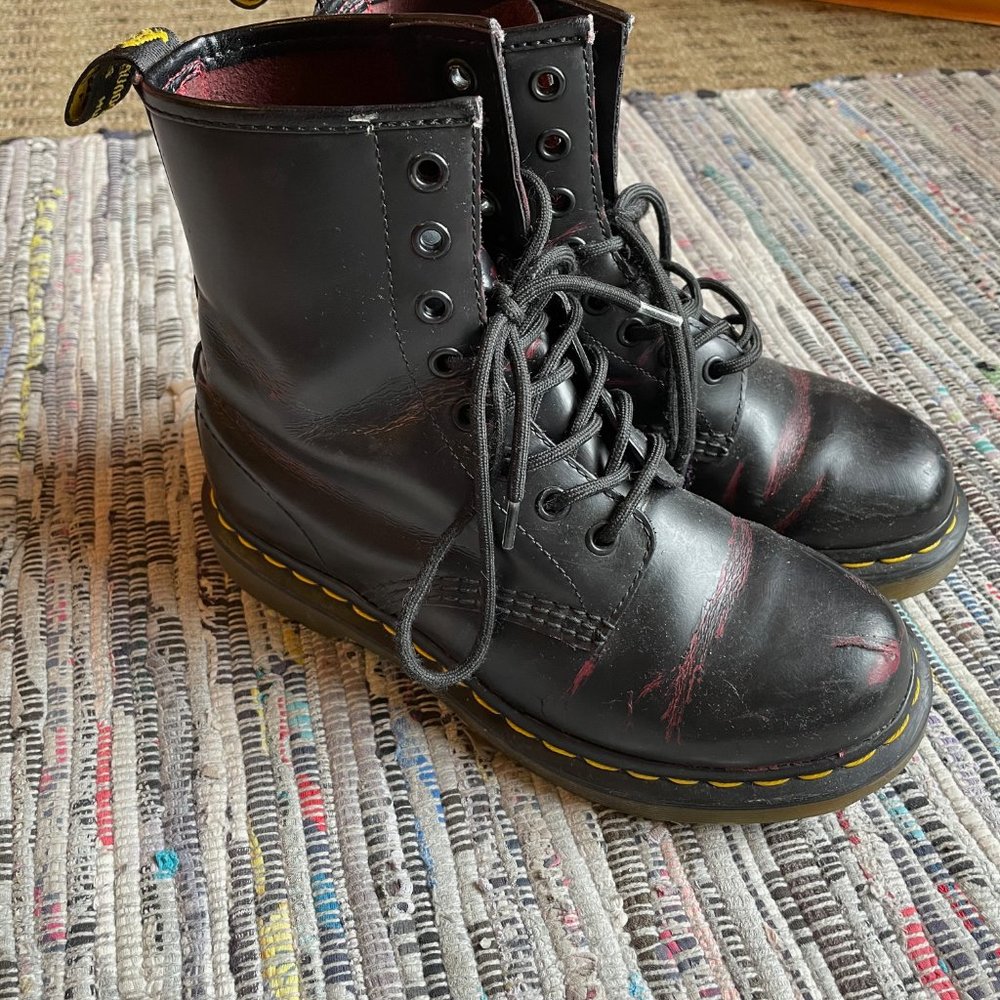 Doc Martens, 16 eyelets.